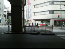 大阪　Webﾋﾞｼﾞﾈｽｱﾄﾞﾊﾞｲｻﾞｰ-駅前でチラシ配りの様子