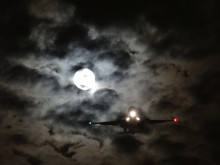 スーパームーン　飛行機　満月