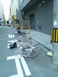 大阪　Webﾋﾞｼﾞﾈｽｱﾄﾞﾊﾞｲｻﾞｰ-強風で自転車が倒れている